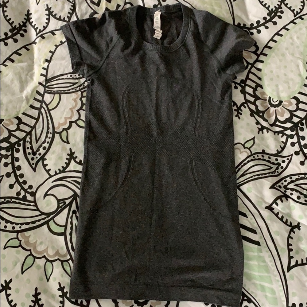Almost brand new lululemon t shirt!!